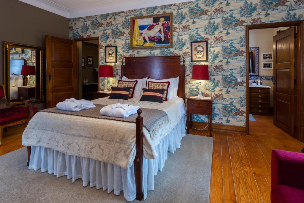 波尔图迷人的安泰楼旅馆的一间卧室配有带毛巾的床
