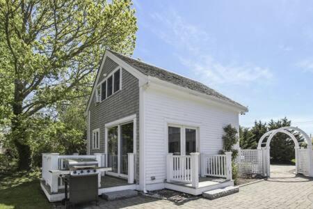 伊斯特姆Cute Cottage Living by the Sea的白色的房子,设有门廊和庭院