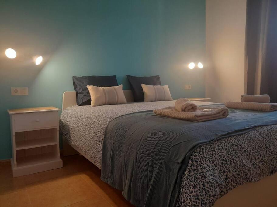 科拉雷侯Casa Damar的一间卧室配有一张床,上面有两条毛巾