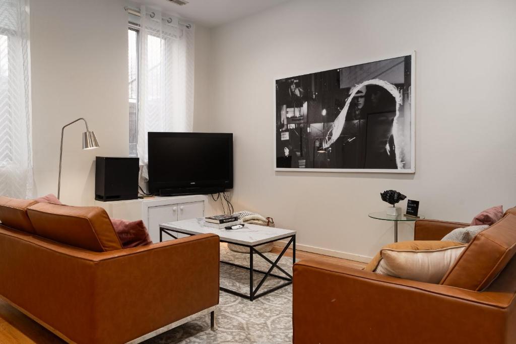 芝加哥Flexhome Wicker Park 2BR P1 - READ INFO的客厅配有2把椅子和平面电视