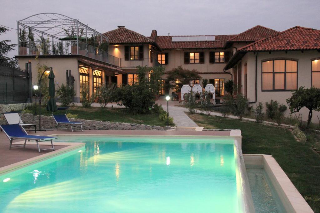 Isola d'AstiSori San Giovanni的房屋前有游泳池的房子