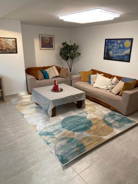 雅典Enna House 2的客厅配有两张沙发和地毯。