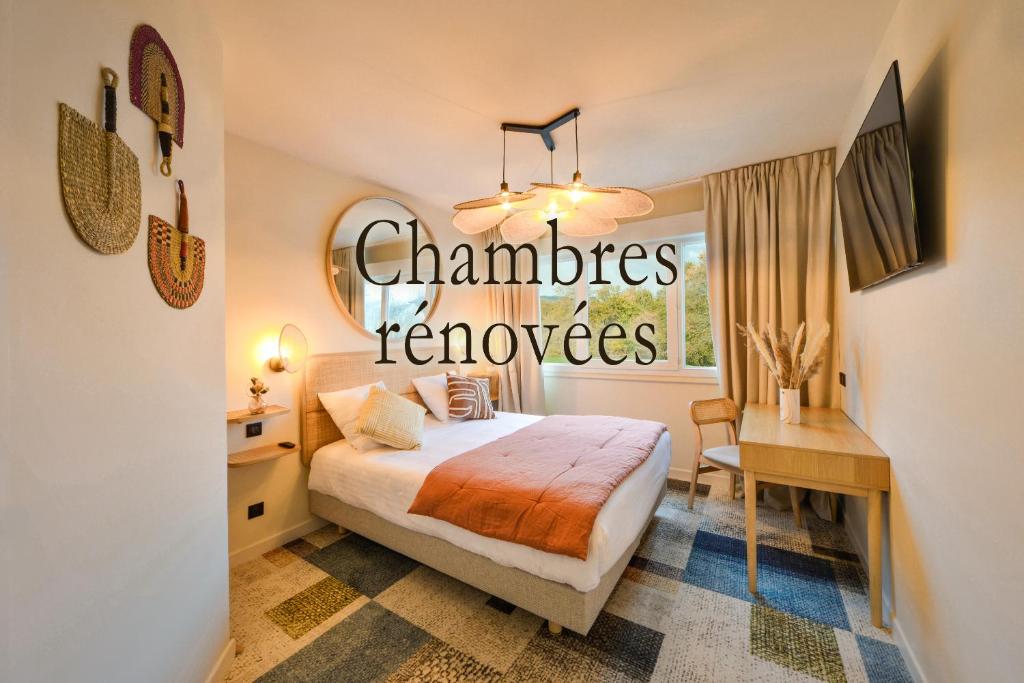 布尔日B Hôtel Olympia Bourges - Chambres rénovées fin 2023 -的配有一张床和一张书桌的酒店客房