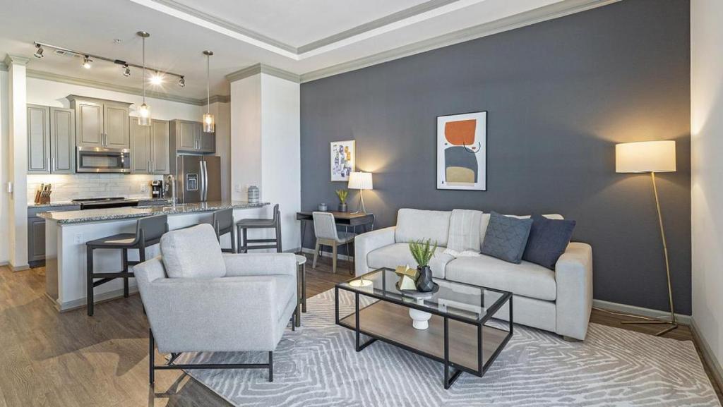 加兰Landing Modern Apartment with Amazing Amenities (ID8581X7)的客厅配有沙发和桌子