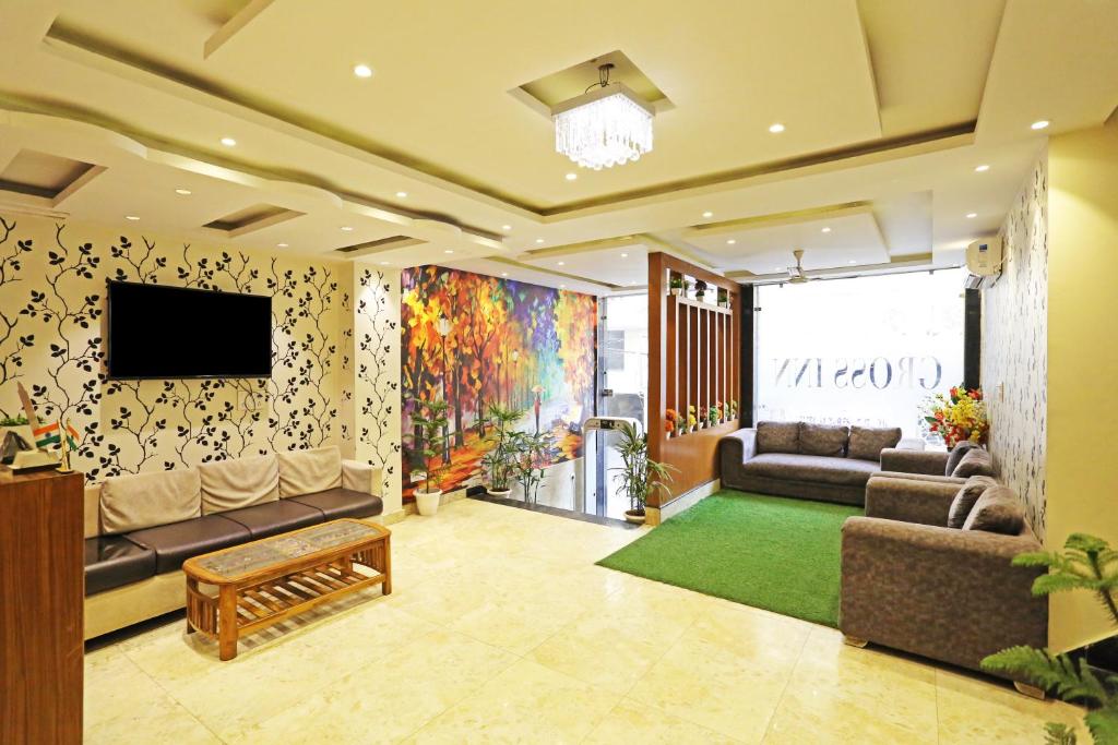 新德里Hotel tu casa International Near Delhi Airport的带沙发和电视的客厅