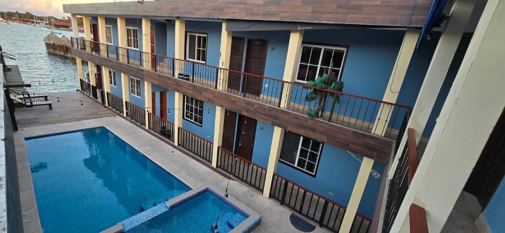 里约杜尔塞Hotel Real del Rio的阳台带游泳池的房子