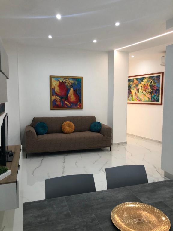 泰尔莫利Appartamento Cantralisimo的客厅配有沙发和墙上的绘画