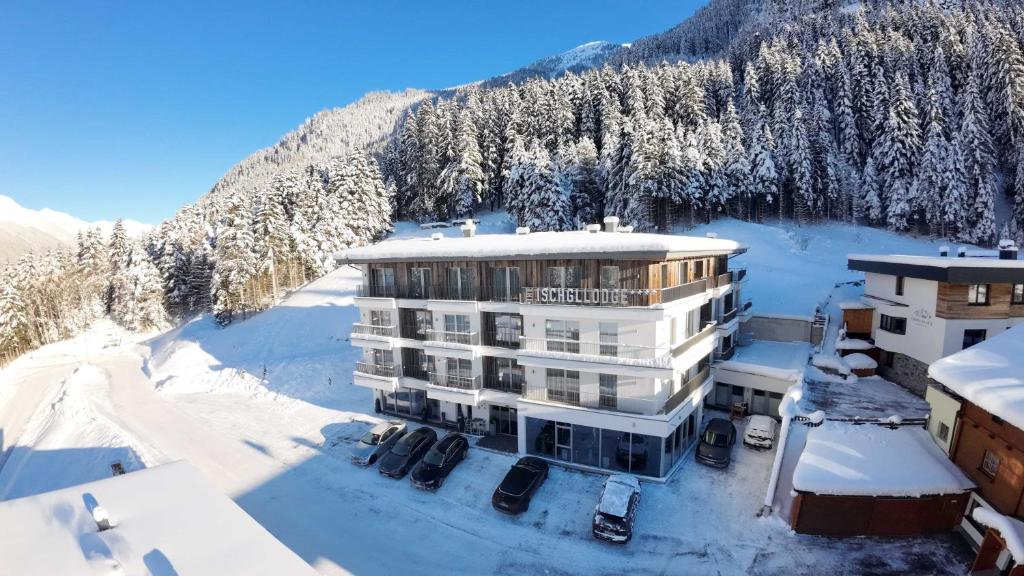 伊施格尔The Ischgl Lodge的雪中酒店空中景观