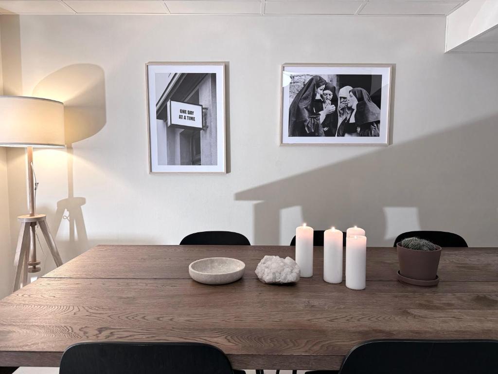 斯德哥尔摩Nomad Gardet的用餐室配有带蜡烛的木桌