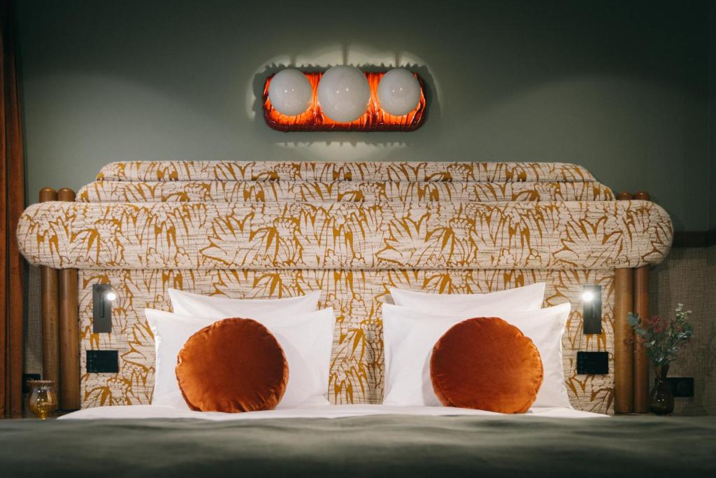 巴黎1,75 Paris La Sève的一张带白色枕头和床头板的床