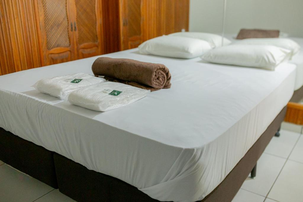 蒙蒂斯克拉鲁斯HOTEL VILAS DOS MONTES的床上有两条毛巾
