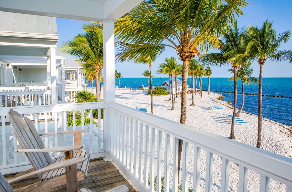 马拉松宁静湾度假酒店的阳台享有海滩美景。