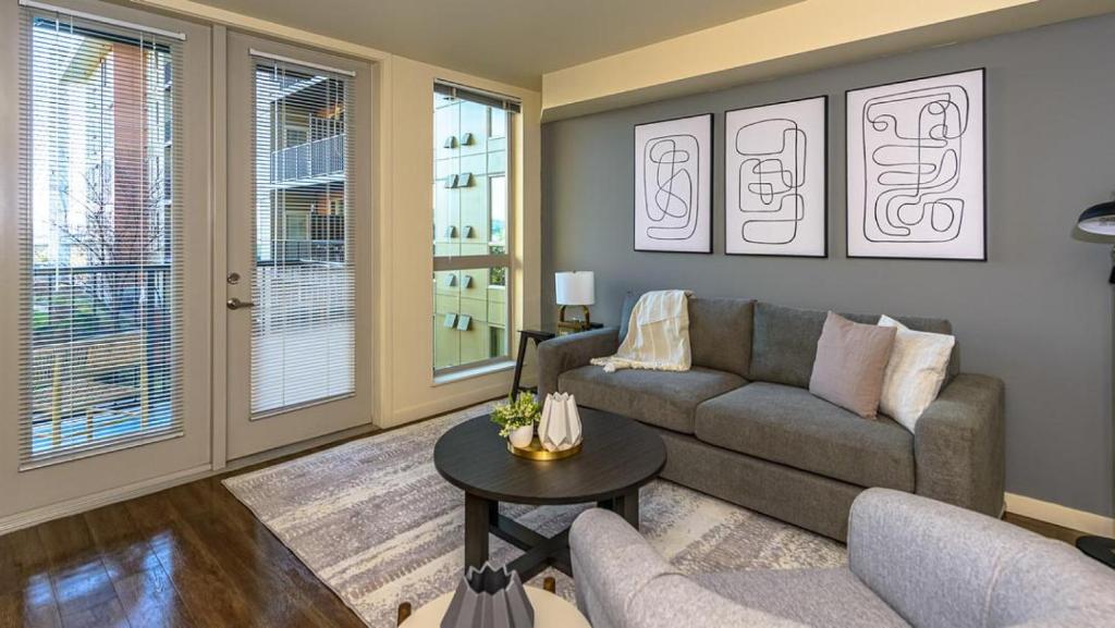 塔科马Landing Modern Apartment with Amazing Amenities (ID8426X91)的客厅配有沙发和桌子