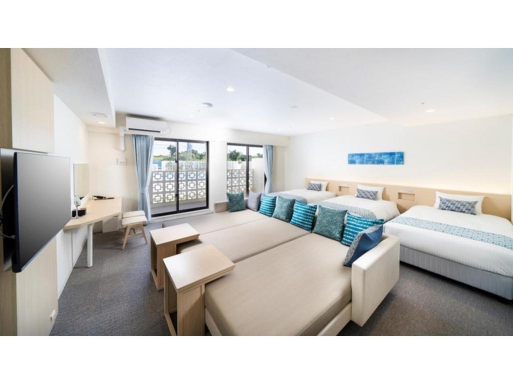 宫古岛Hotel Torifito Miyakojima Resort - Vacation STAY 79483v的大房间设有两张床和电视