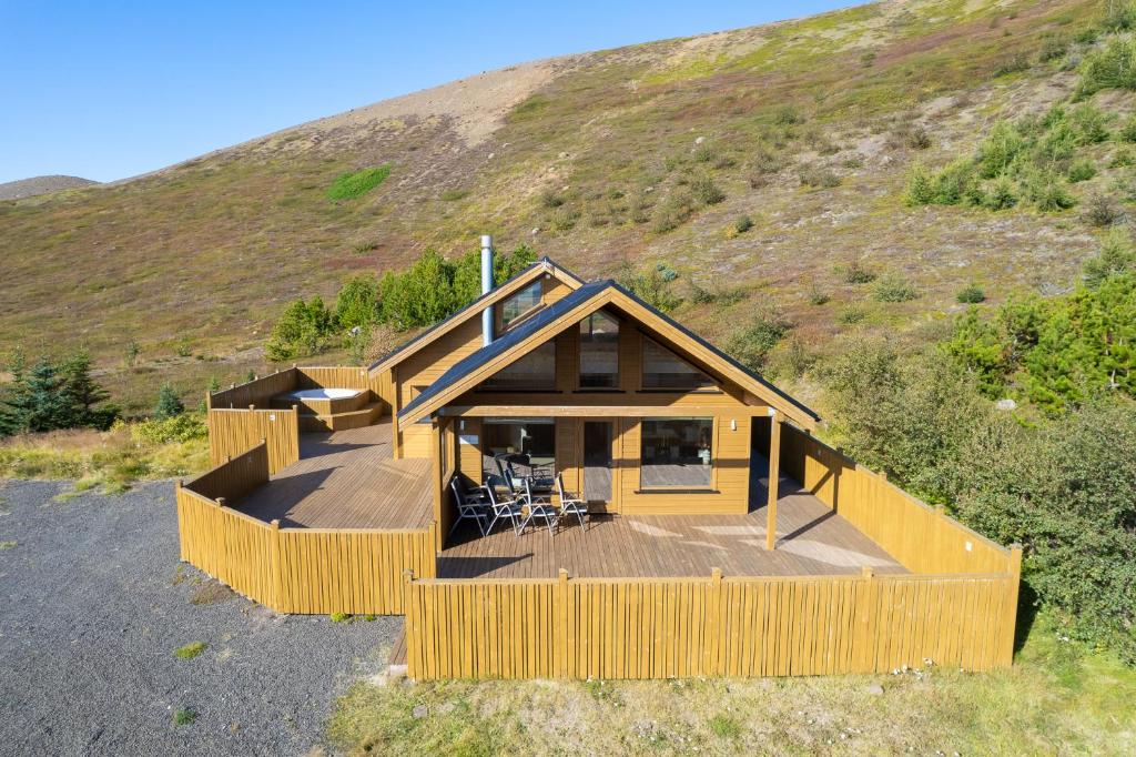 GrenivíkBeautiful cabin near Grenivík的山丘上带大甲板的房子