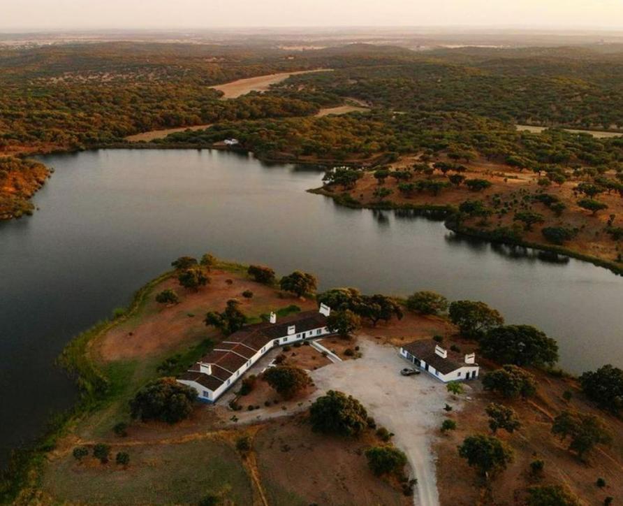 FontesFontes - A essência do Alentejo com lago privado的湖泊岛屿的空中景观