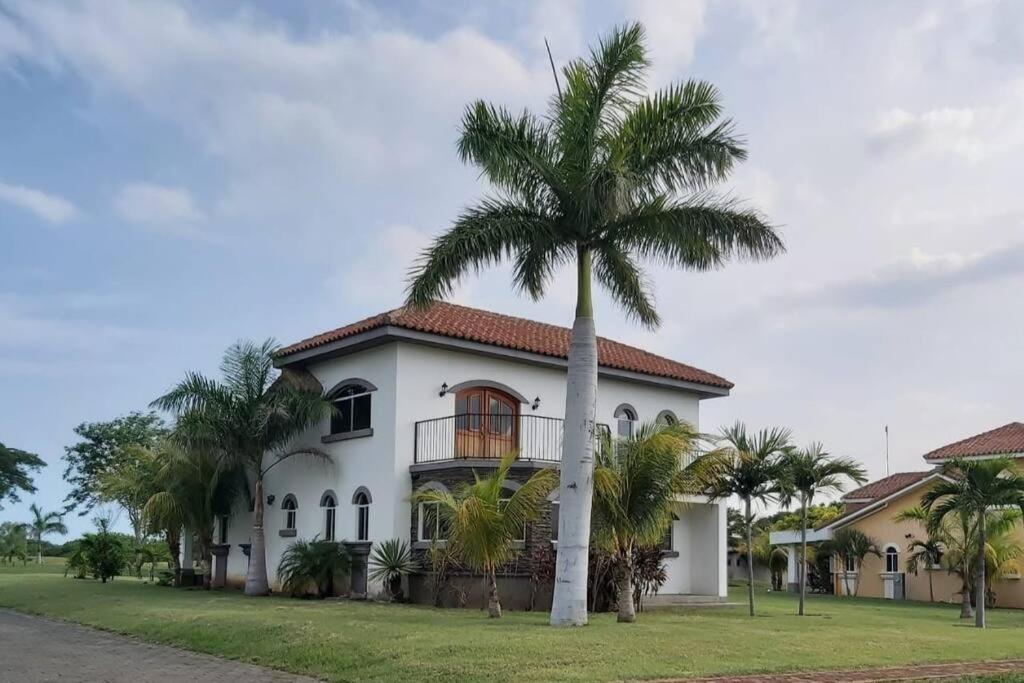 圣地亚哥Two Story Resort Home - Golf Course and Water View的白色房子前面的棕榈树