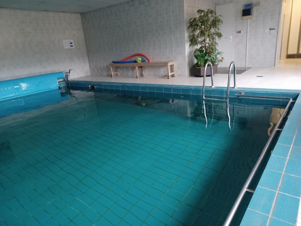 申瓦尔德Haus Lucia, mit Pool und Sauna, Appartment 4的游泳池中间设有长凳
