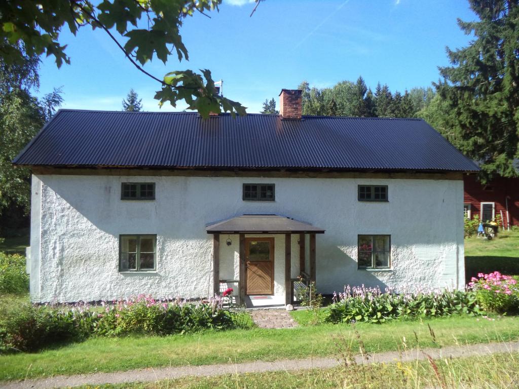 瓦尔德马什维克Kopparhyttan1的黑色屋顶的白色房子