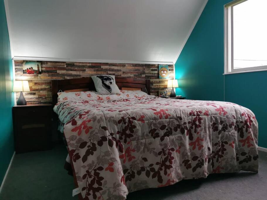 蒙特港Alojamiento Casa completa en Puerto Montt的一间卧室配有一张大床,铺有红白毯子