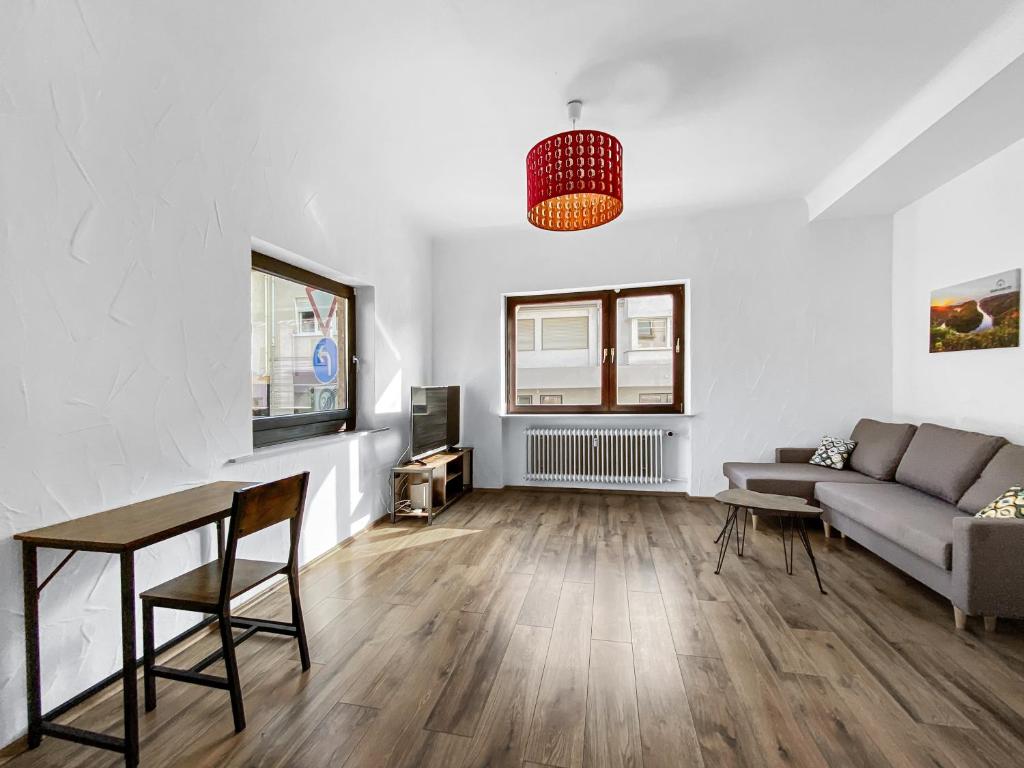 萨尔布吕肯CityChalet Monteur Apartments的客厅配有沙发和桌子