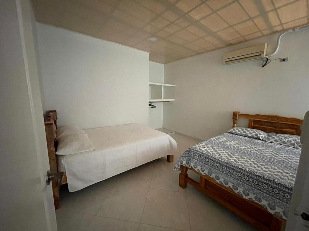 托卢Edificio Itzé SOLARIS Apto 3 habitaciones的一间小卧室,房间内设有两张床