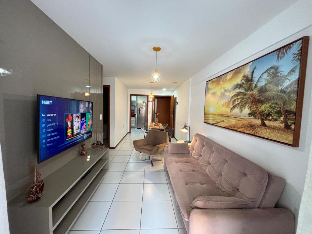 马塞约Apartamentos 250m da Orla -Edifício Nugali- Castelo B Temporada的带沙发和平面电视的客厅