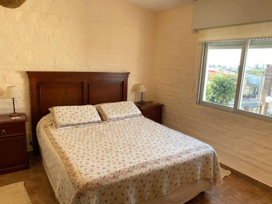 梅塞德斯Casa de dos plantas的一间卧室设有一张床和一个窗口