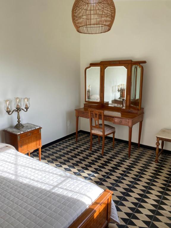 梅塞德斯Doña Hilda的一间卧室配有书桌、镜子和床