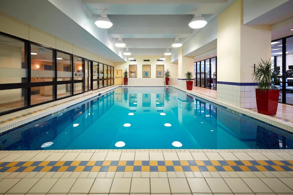 渥太华渥太华万豪酒店的大楼内一个蓝色的大型游泳池