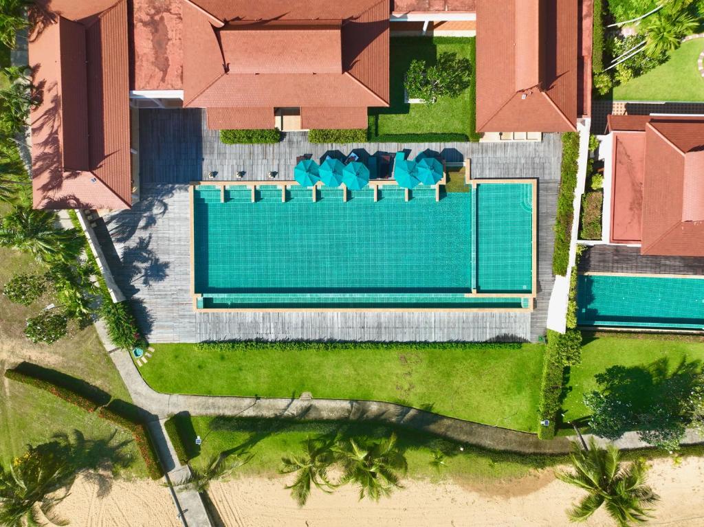 象岛Tina Holiday Homes的享有别墅内游泳池的顶部景致