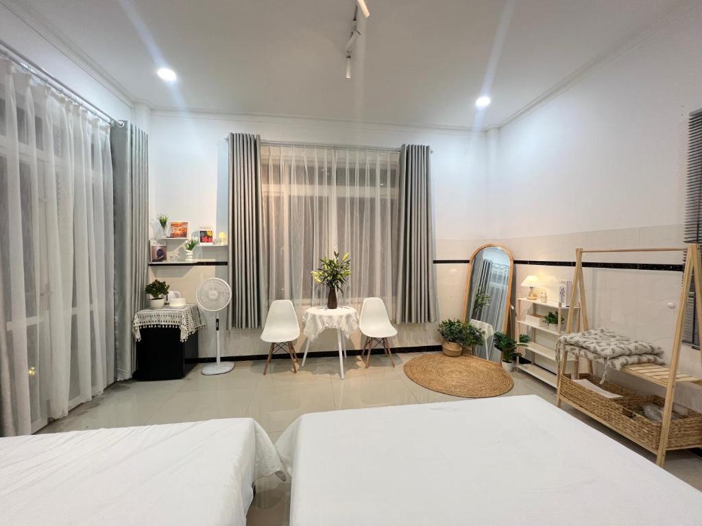 Ấp Khánh Phước (1)BeachSide House Mui Ne II的一间卧室配有两张床和一张桌子及椅子
