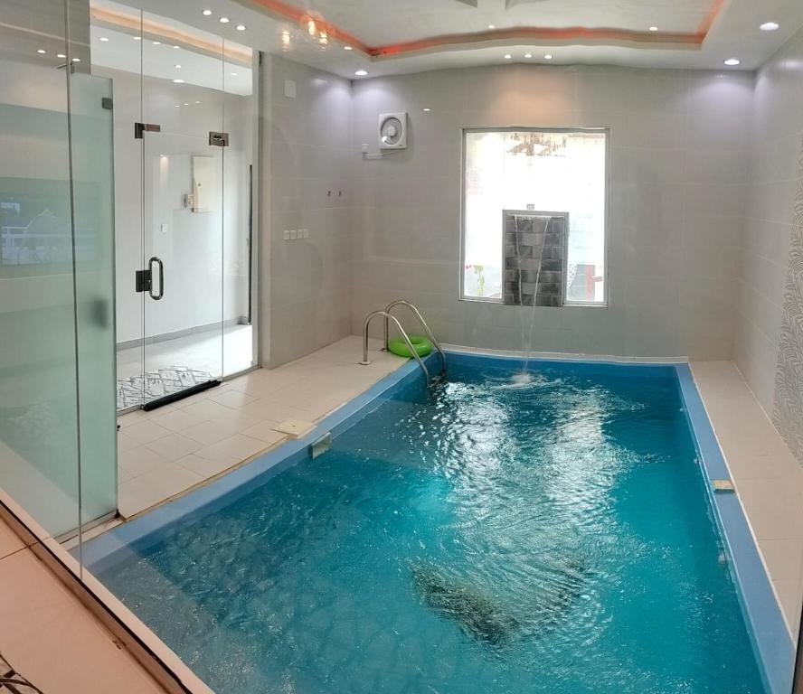 塔伊夫فلل الكناري الراقية的浴室设有大型游泳池,配有淋浴