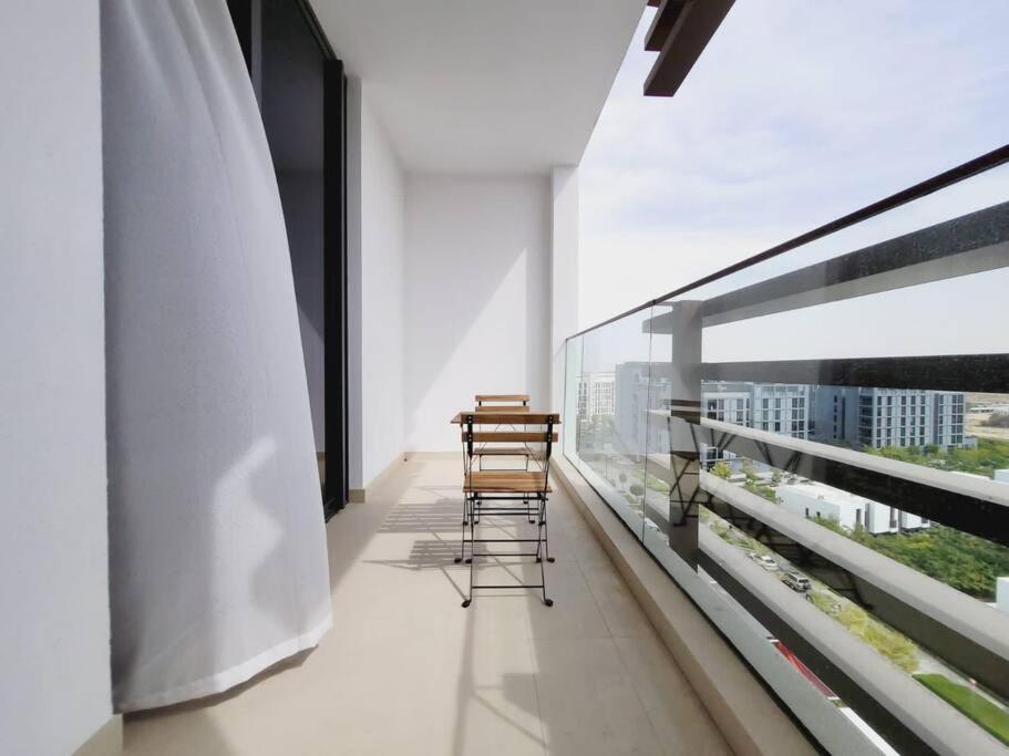 沙迦Luxury cozy apartment Al jda的两把椅子坐在大楼的阳台上