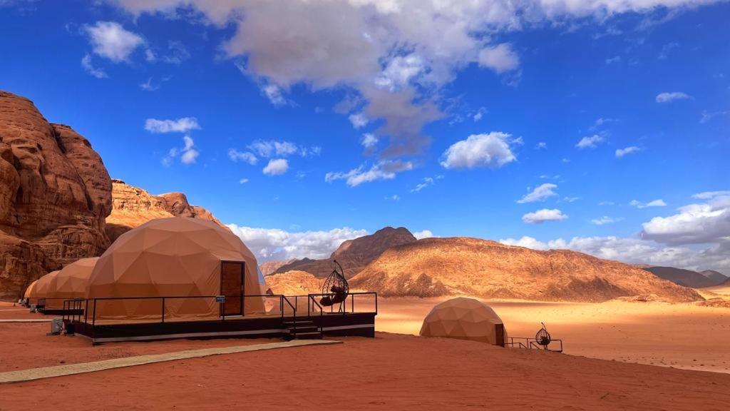 瓦迪拉姆Montana Camp wadi rum的一群在沙漠中的帐篷