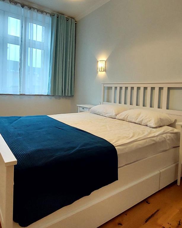 塔尔努夫Old Town Comfort的卧室配有一张大白色床和窗户