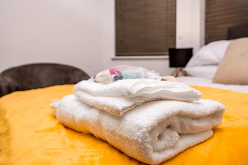 考文垂Divine Stay的床上的一大堆毛巾