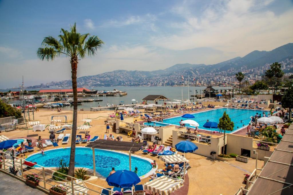朱尼耶Bel Azur Hotel - Resort的享有度假村游泳池的景致