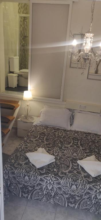 FguraKristu re的一间卧室配有一张床,上面有两条毛巾