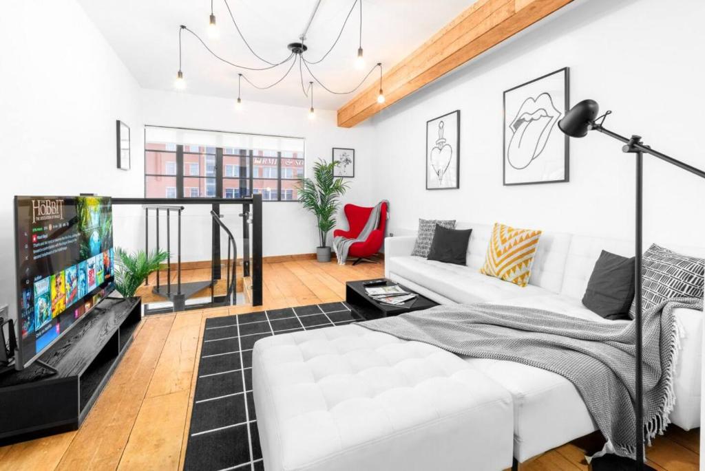 伯明翰Newtown Loft Apartment - Smart TV- WIFI - Parking 3NT的客厅配有白色沙发和电视