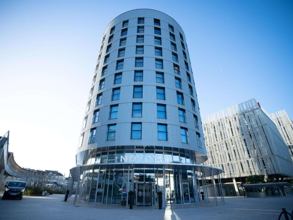 昂热Novotel Angers Centre Gare的一座高大的玻璃建筑