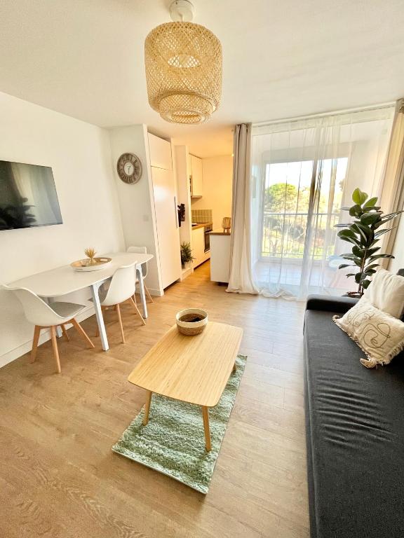 阿格德角Appartement Cosy - Cap d'Agde proche plage et port - Parking的客厅配有沙发和桌子