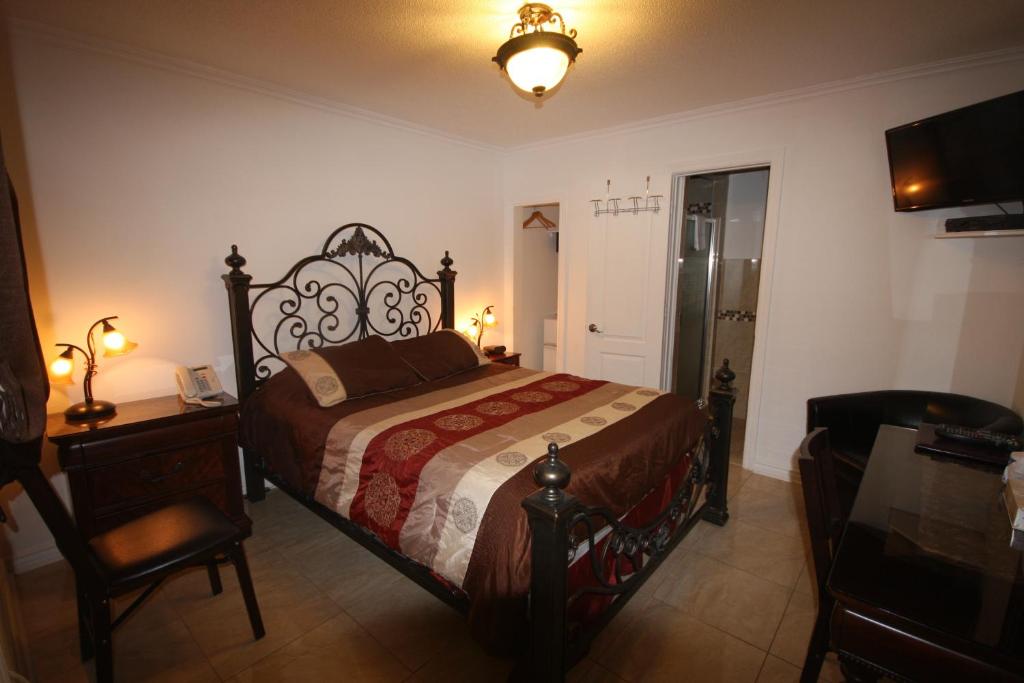加蒂诺丽思汽车旅馆的卧室配有1张床、1张桌子和1把椅子