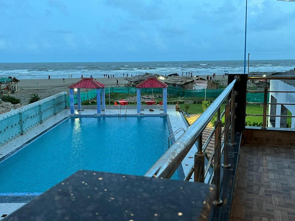 曼达莫尼Sea Queen Beach Resort On Beach的享有海滩景致的游泳池