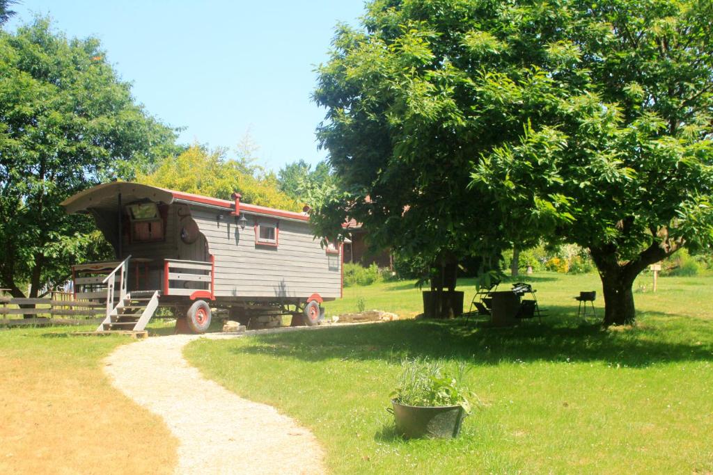 Saint-Vincent-en-BresseBelle Roulotte unique en pleine campagne Au Jardin de la Vouivre的田野上树屋和拖车