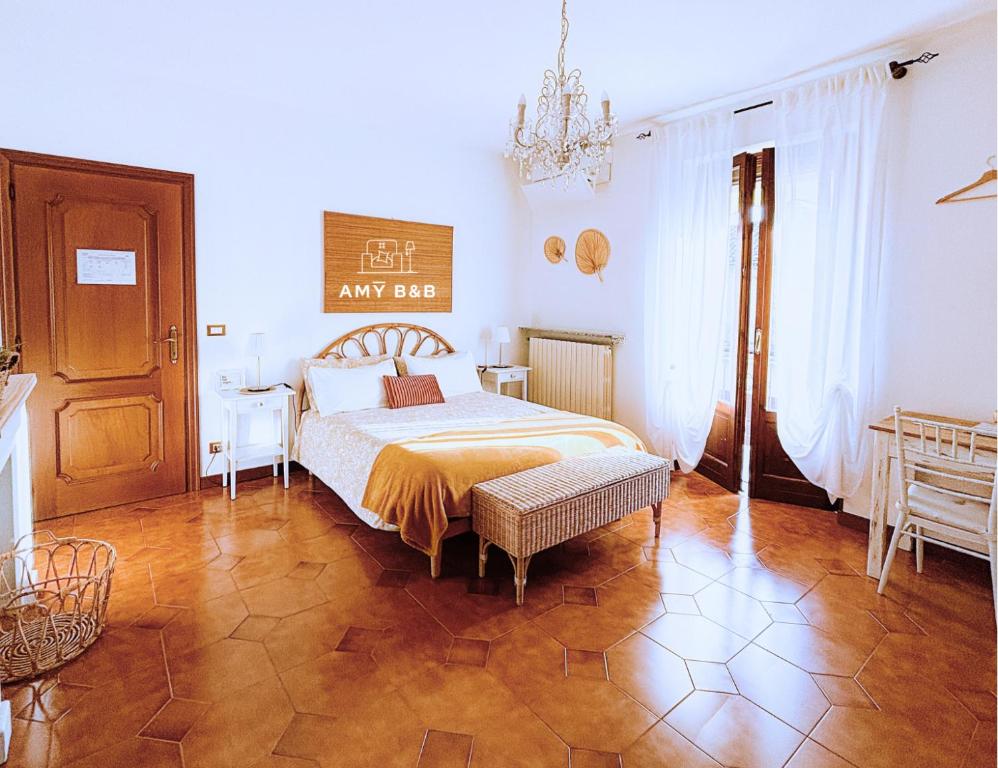 韦尔切利Amy B&B casetta di charme的卧室配有一张床和一张桌子及椅子
