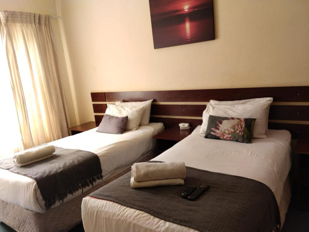 米德尔堡Turquoise View Guesthouse的配有两张床的酒店客房