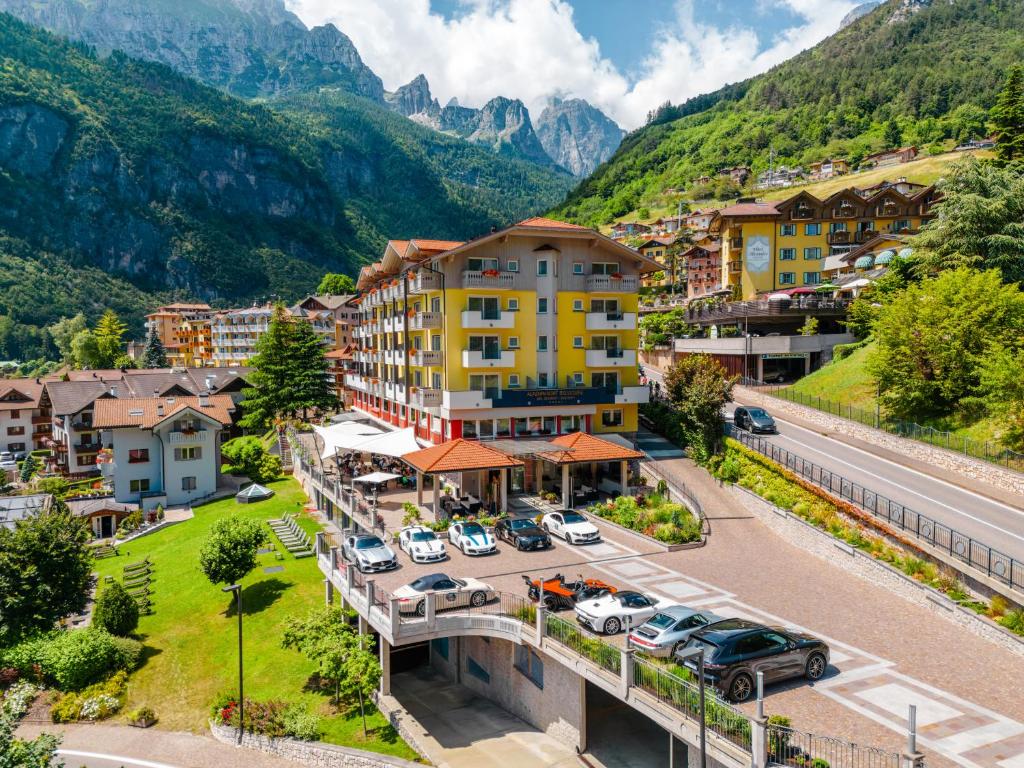 莫尔韦诺Alpenresort Belvedere的享有小镇的空中景色,以群山为背景