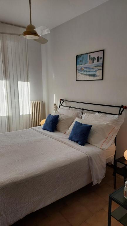 里米尼Antonia's Guest House的一间卧室配有一张带蓝色枕头的大床
