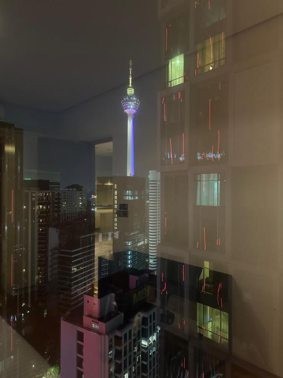 吉隆坡Soho Suites KLCC By Inam Suites的享有城市东京塔的景色